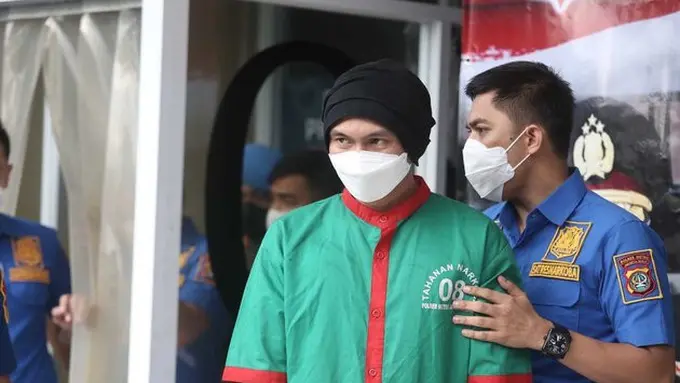 6 Potret Anji Pakai Baju Tahanan, Terancam Maksimal Hukuman 12 Tahun Penjara