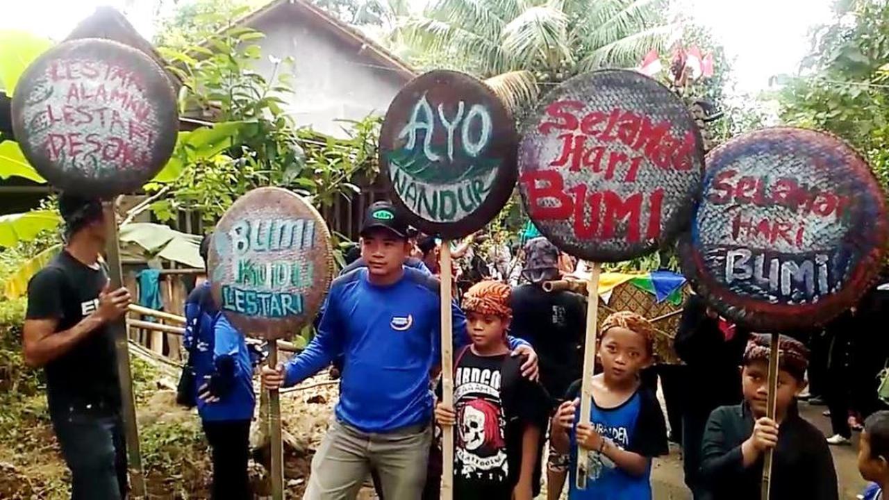 Anak-anak pun turut ambil bagian dalam penanaman pohon dalam rangka memperingati hari bumi sedunia. (Foto: Liputan6.com/Muhamad Ridlo)