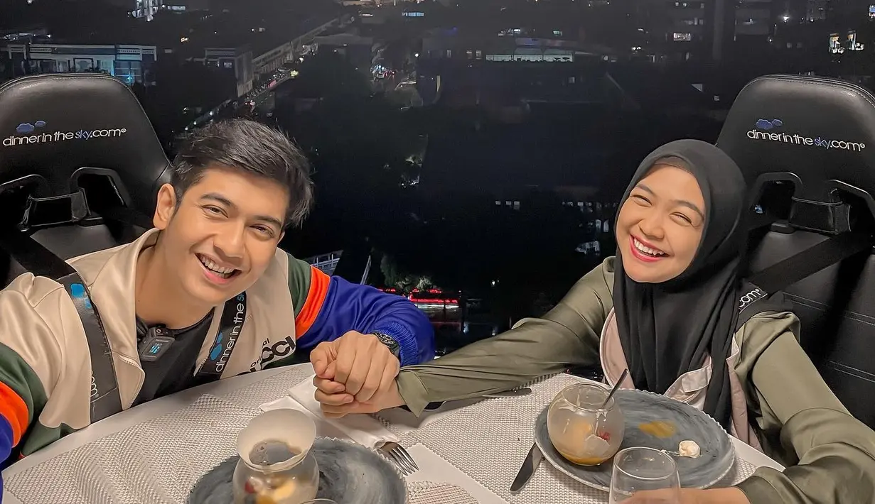 Ria Ricis dan Teuku Ryan semringah saat dinner romantis di Lounge In The Sky, Jakarta. (Foto: Instagram/ riaricis1795)