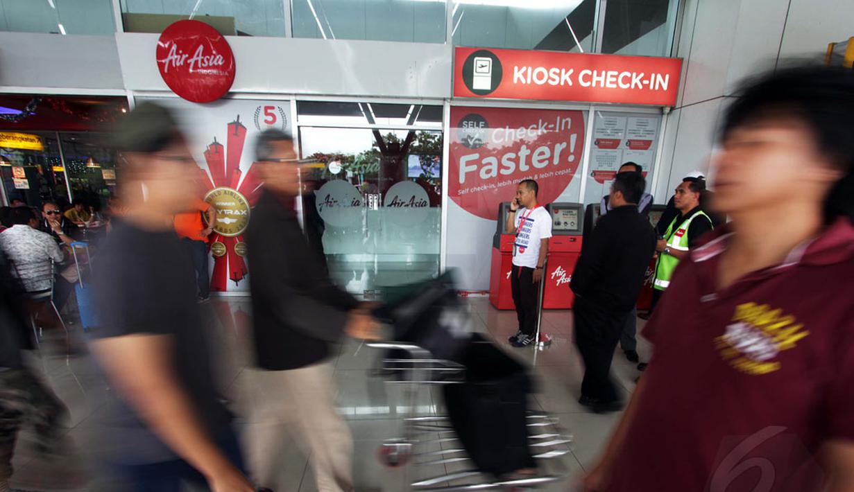 Suasana tempat penjualan tiket pesawat AirAsia di Terminal 3 Bandara Soekarno Hatta, Minggu (28/12/2014). Beberapa orang lalu lalang di depan tempat penjualan tiket pesawat AirAsia di Terminal 3 Bandara Soekarno Hatta. (Liputan6.com/Faizal Fanani)