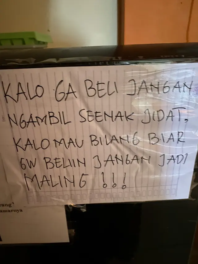 7 Potret Tempelan Kertas di Kulkas Rumah Kos Ini Bikin Tepuk Jidat