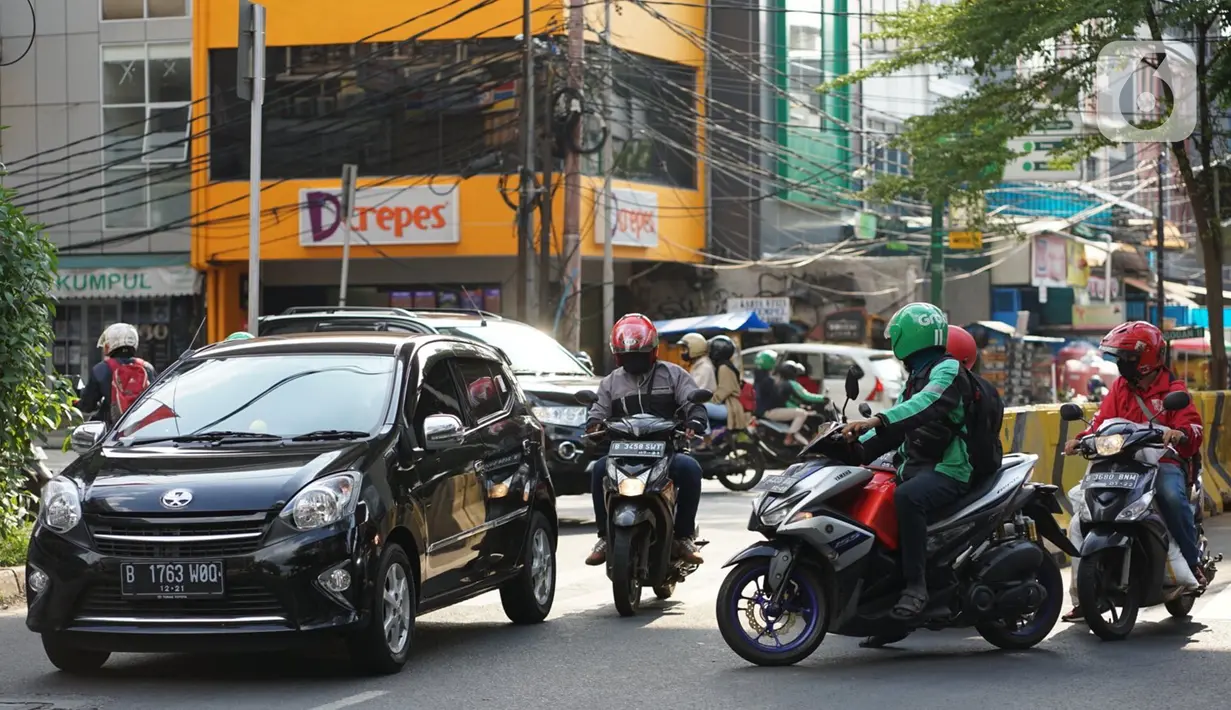 Pengendara sepeda motor melawan arus saat melintas di kolong Stasiun MRT Blok A, Jakarta, Selasa (29/9/2020). Kurangnya sanksi tegas bagi pelanggar lalu lintas membuat sebagian pemotor nekat melawan arus di jalur satu arah itu, meski dapat membahayakan keselamatan. (Liputan6.com/Immanuel Antonius)