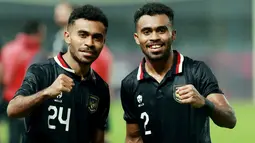 Pemain Timnas Indonesia, Yance Sayuri dan Yakob Sayuri, foto bersama setelah melawan Burundi pada pertandingan kedua FIFA Matchday di Stadion Patriot Candrabhaga, Bekasi, Selasa (28/3/2023). Kedua tim bermain imbang 2-2. (Bola.com/M Iqbal Ichsan)