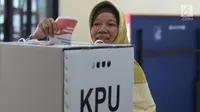 Warga memasukkan surat suara saat Pemungutan Suara Ulang (PSU) Pemilu 2019 di TPS 18 Malakasari, Duren Sawit, Jakarta Timur, Sabtu (27/4). Pelaksanaan PSU di 8 TPS wilayah Jaktim karena banyaknya pemilih yang menggunakan e-KTP tanpa memiliki A5 saat hari pencoblosan. (merdeka.com/Imam Buhori)