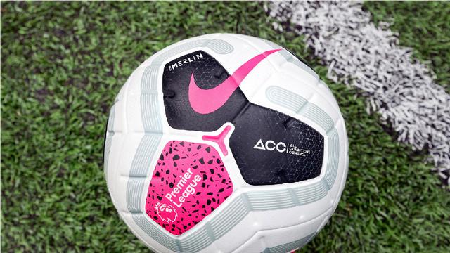 Ilustrasi bola sepak Nike yang terbuat dari bahan sintetis.