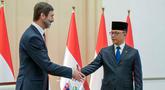 Menteri Luar Negeri Indonesia, Sugiono (kiri) berjabat tangan dengan Menteri Luar Negeri dan Urusan Eropa Republik Slovakia, Juraj Blanar, saat pertemuan mereka di Gedung Pancasila, Kementerian Luar Negeri, Jakarta, Selasa (3/2/2026). Menteri Luar Negeri Indonesia, Sugiono menerima kedatangan Menteri Luar Negeri Slovakia, Juraj Blanar, di Gedung Pancasila, Kementerian Luar Negeri, Jakarta. (BAY ISMOYO/AFP)
