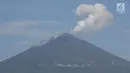 Asap tebal keluar dari puncak kawah Gunung Agung terlihat dari kawasan Amed, Karangasem, Bali, Kamis (7/12). Sepekan terakhir, aktivitas kawah Gunung Agung mulai tampak tenang, meskipun masih dalam status Awas. (Liputan6.com/Immanuel Antonius)