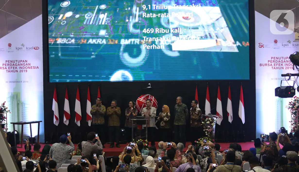 Menkeu Sri Mulyani (ketiga kiri) didampingi Mendag Agus Suparmanto (keempat kanan) saat penutupan perdagangan Pasar Modal Indonesia Tahun 2019 di BEI, Jakarta, Senin (30/12/2019). Perdagangan ditutup dengan menekan tombol layar sentuh setelah hitung mundur bersama. (Liputan6.com/Angga Yuniar)