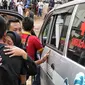 Tangis haru keluarga menyambut korban kecelakaan Tanjakan Emen Kabupaten Subang di RSUD Tangsel, Ciputat, Minggu (11/2). Pemakaman di TPU Legoso akan dilakukan secara massal. (Liputan6.com/Fery Pradolo)