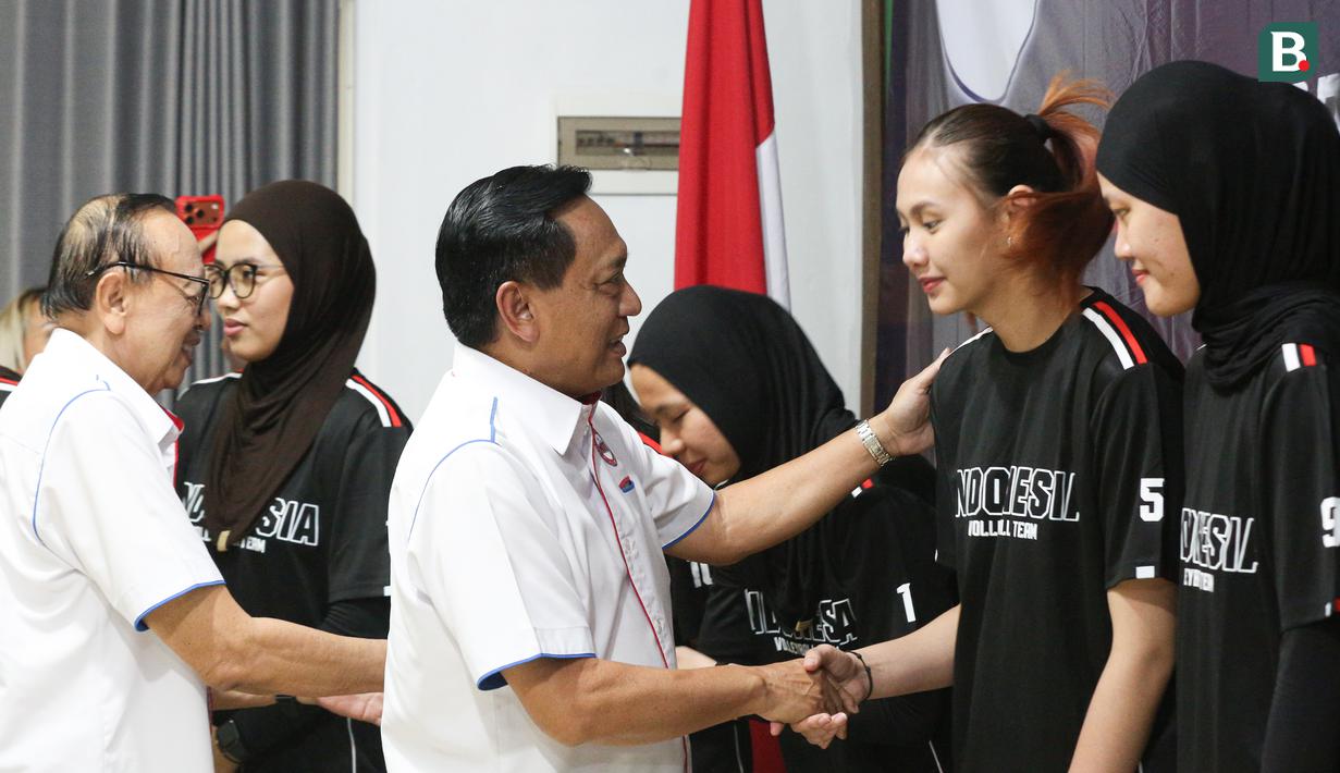 Ketua Umum PP PBVSI, Imam Sudjarwo memberikan motivasi kepada para pemain Timnas Voli Putri Indonesia pada upacara pelepasan untuk kejuaraan AVC Women's Volleyball Cup yang dilakukan di Padepokan Voli Jenderal Polisi Kunarto, Sentul, Selasa (2/6/2026).