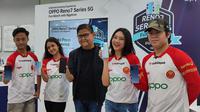Aryo Meidianto, PR Manager Oppo Indonesia bersama Tim Bigetron Red Aliens di Oppo Store, Karawaci, Tangerang, Sabtu (21/5/2022). Liputan6.com/Giovani Dio Prasasti