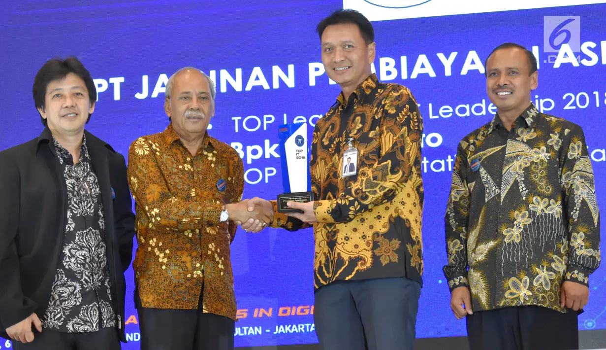 Direktur Keuangan Askrindo Syariah, Subagio Istiatno (kedua kanan) menerima penghargaan TOP IT & TELCO 2018 kategori Implementation on Sharing Insurance Sector 2018 dan TOP Leader on IT Leadership 2018 di Jakarta, Kamis (6/12). (Liputan6.com/HO/Iqbal)