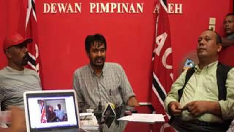 Ketum Partai Aceh (PA), Muzakir Manaf (tengah) mengumumkan tentang cagub dan cawagub yang akan diusung PA pada pilkada mendatang, di Banda Aceh. (Antara)