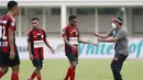 Para pemain Persipura Jayapura tampak lesu usai ditaklukkan Arema FC 0-1 dalam laga pekan ke-5 BRI Liga 1 2021/2022 di Stadion Madya, Jakarta, Rabu, (29/9/2021). Persipura kalah 0-1. (Bola.com/ M Iqbal Ichsan)