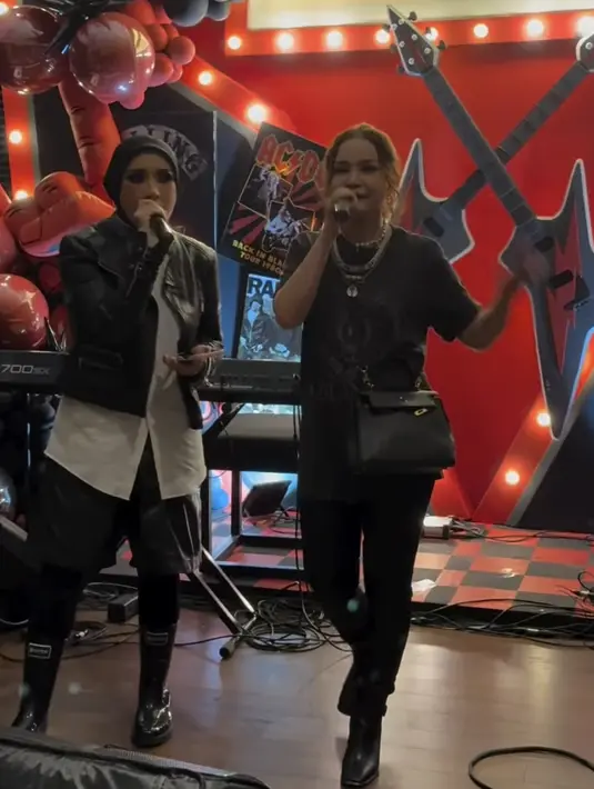 Melly Goeslaw hadir mengenakan jaket kulit hitam crop dipadukan inner kemeja putih oversize untuk inner serta kerudung hitam dan celana leather. Rossa hadir mengenakan t shirt band dipadukan celana panjang hitam senada dengan tas Hermes. Melengkapi tampilannya dengan kalung layering.  [@shandypurnamasari]