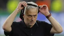 Pelatih AS Roma, Jose Mourinho melepaskan medali dari tubuhnya setelah timnya dikalahkan Sevilla lewat babak adu penalti dalam partai final Liga Europa 2022/2023 yang berlangsung di Stadion Puskas Arena, Hungaria, Jumat (01/06/2023) dini hari WIB. (AFP/Odd Andersen)