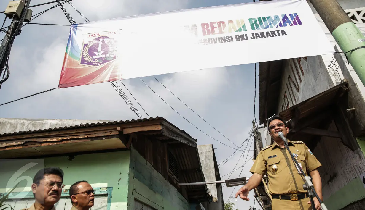 Djarot Saiful berpidato saat meresmikan program bedah rumah di Cilincing, Jakarta, Senin (17/4). Dari jumlah 18 rumah, terdapat satu rumah yang sudah selesai diperbaiki atau dibedah, satu rumah masih dalam proses perbaikan. (Liputan6.com/Faizal Fanani)