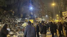 Orang-orang berkumpul di sekitar bangunan yang runtuh di Pazarcik, di provinsi Kahramanmaras, Turki selatan, Senin dini hari, 6 Februari 2023. Gempa berkekuatan magnitudo 7,8 telah menyebabkan kerusakan signifikan di tenggara Turki dan Suriah dan dikhawatirkan banyak korban jiwa. (Depo Photos via AP)