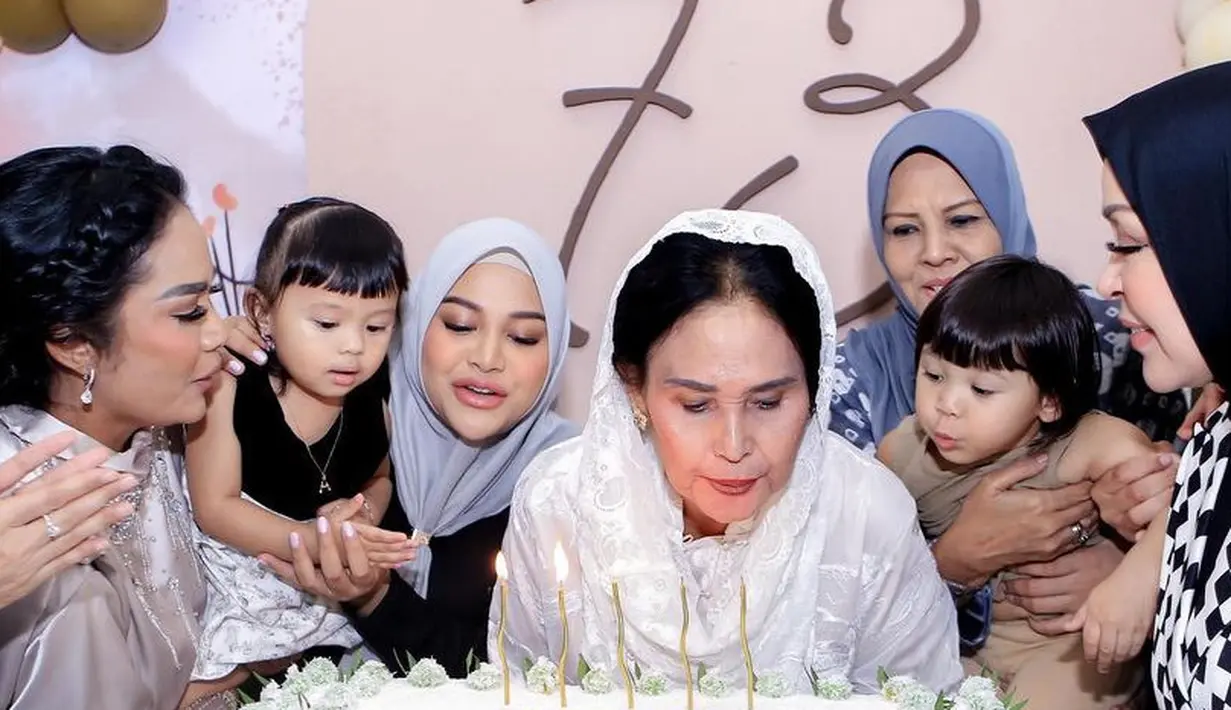 <p>Aurel Hermansyah juga hadir mengenakan atasan hitam dan kerudung birunya. Adapula Ameena dengan dress hitam sleeveless.&nbsp;[@krisdayantilemos]</p>