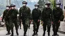 Tentara mengenakan masker akibat kebakaran hutan di bukit El Cable di Bogota pada 27 Januari 2024. (VANNESSA JIMENEZ/AFP)