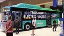 Pengunjung mengamati berbagai kendaraan yang dipajang dalam pameran Indonesia Classic N Unique Bus 2019 di JIExpo Kemayoran, Jakarta, Rabu (20/3). Pameran ini merangkai sejarah transportasi di Indonesia. (Liputan6.com/Immanuel Antonius)