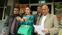 Regina Andriane Saputri melaporkan kakak dan adik iparnya di Polda Metro Jaya. [Foto: Rizky Aditya Saputra/Liputan6.com]