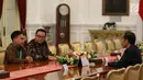 Presiden Joko Widodo berbincang dengan Menpora Imam Nahrawi dan Lifter Eko Yuli Irawan di Istana Merdeka, Jakarta, Kamis (8/11). Jokowi mengapresiasi prestasi Eko Yuli yang berhasil meraih medali emas di nomor 61 kg. (Liputan6.com/Angga Yuniar)