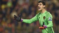 Kiper Belgia, Thibaut Courtois, memberikan instruksi saat laga kualifikasi Piala Dunia melawan Bosnia Herzegovina di Stadion King Baudouin, Brussels, Jumat (7/10/2016). (AFP/John Thys)