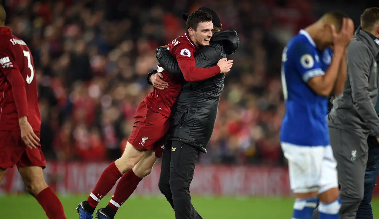 Pelatih Liverpool, Jurgen Klopp memeluk bek Andrew Robertson usai pertandingan melawan Everton pada lanjutan Liga Inggris di Anfield Stadium (2/11). Liverpool menang tipis atas Everton 1-0. (AFP Photo/Oli Scarff)