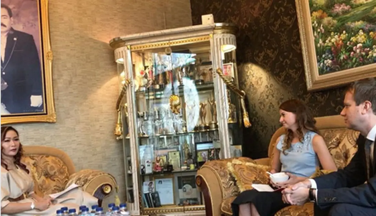 Penyanyi dangdut Inul Daratista kembali di wawancara majalah Time. Rasa bangga diungkapkan istri Adam Suseno itu bisa masuk sebagai salah satu narasumber majalah Internasional tersebut. (Instagram/inul.d)