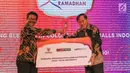 Komisioner BAZNAS, Nuryanto simbolis menerima perjanjian kerjasama yang diwakilkan Ketua Yayasan Bakti Pertiwi Sejahtera, Teguh Pudjowigoro perwakilan dari Lippo Malls Indonesia pada peluncuran Colorful Ramadhan di Lippo Malls Plaza Semanggi, Jakarta (30/4/2019). (Liputan6.com/Fery Pradolo)