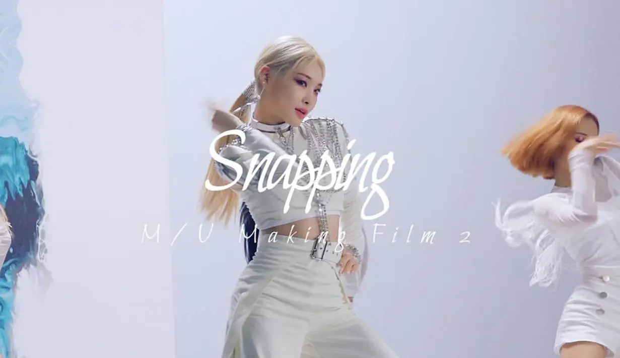 Wanita kelahiran 1996 ini terkenal dengan lagu-lagu hits-nya seperti Rollercoaster, Gotta Go, dan yang terbaru berjudul Snapping. (Liputan6.com/IG/@chungha_official)