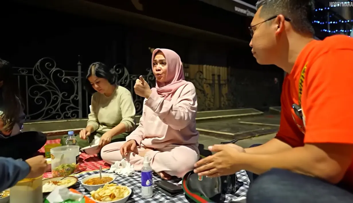 <p>Mama Rieta makan di pinggir Jalan. (Youtube/Hobby Makan)</p>