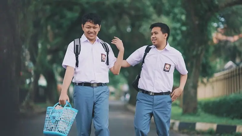 Syuting Yowis Ben Series, Ini 6 Gaya Joshua Suherman saat Kembali Kenakan Seragam SMA