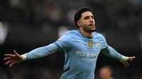 Pemain Manchester City, Omar Marmoush melakukan selebrasi setelah mencetak gol ke gawang Newcastle dalam laga lanjutan Liga Inggris 2024/2025 di Etihad Stadium, Manchester, Inggris, Sabtu (15/02/2025) waktu setempat. (AFP/Oli Scarff)