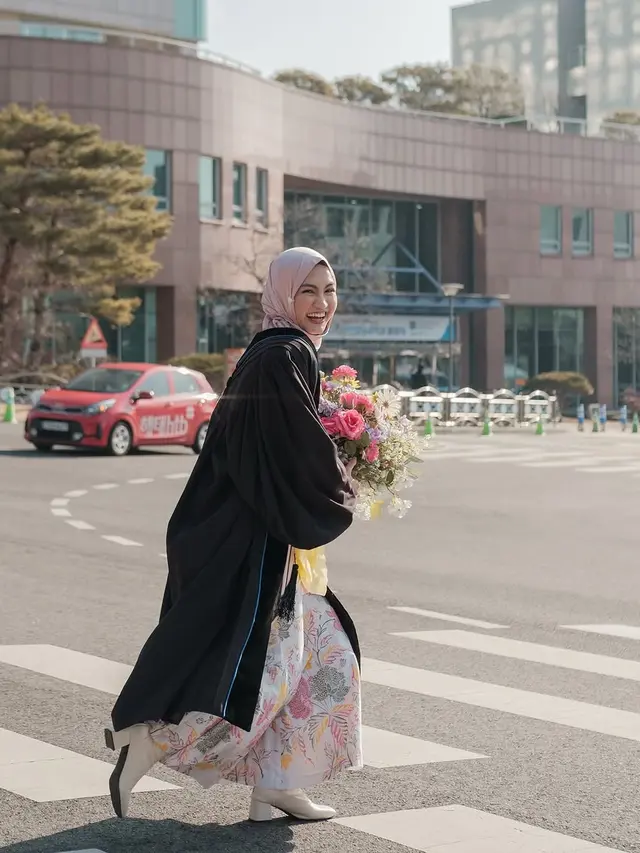 Potret Manis Xaviera Putri Wisuda dengan Kebaya Organza Pink Pastel, Konsisten Pakai Hijab Meleyot