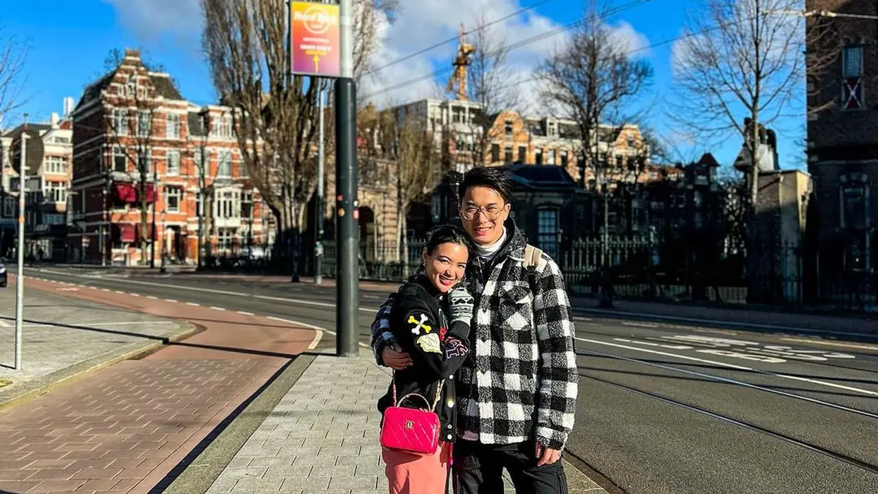 Wika Salim pamer cincin, disebut telah dilamar kekasih
