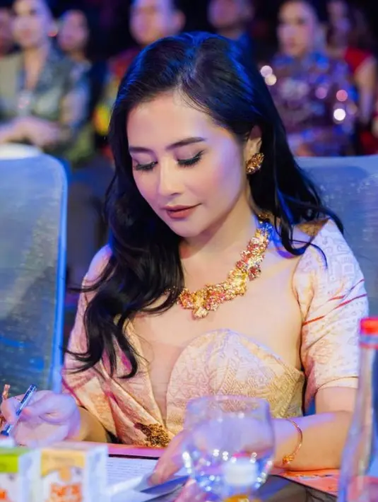 Prilly melengkapi penampilan mengenakan kalung emas mewah yang menghiasi lehernya dan serasi dengan anting-anting.  [@prillylatuconsina96]
