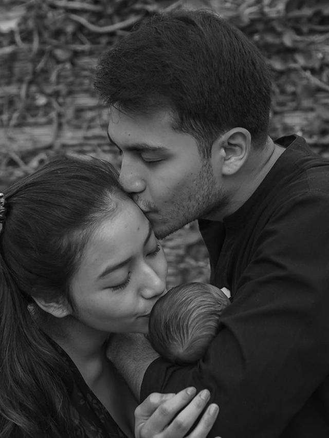Resmi Jadi Orang Tua, Ini 6 Potret Rizky Alatas dan Adzana Momong Anak