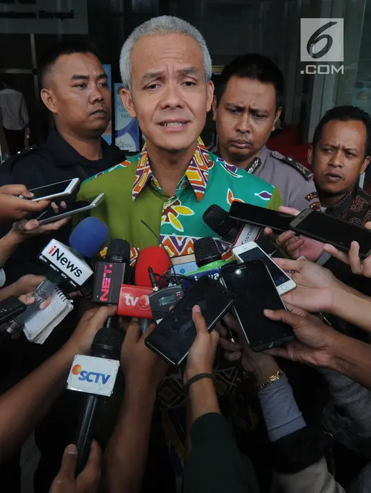 Calon Gubernur Jawa Tengah, Ganjar Pranowo menjawab pertanyaan seusai menjalani pemeriksaan di Gedung KPK, Jakarta, Kamis (28/6). Ganjar diperiksa sebagai saksi untuk tersangka Irvanto Hendra Pambudi Cahyo dan Made Oka Masagung. (Merdeka.com/Dwi Narwoko)