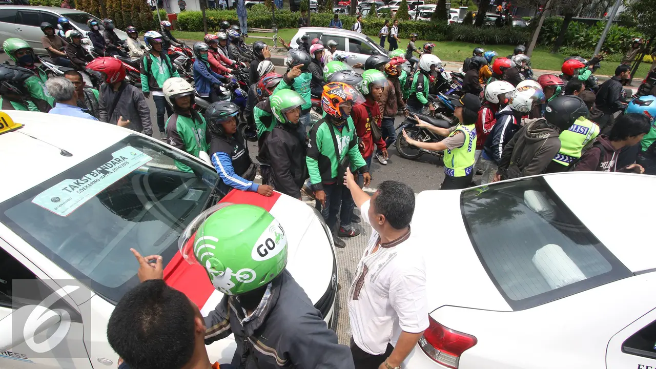 20160322-Go-Jek-Terlibat-Kericuhan-dengan-Sopir-Taksi-Jakarta-IA