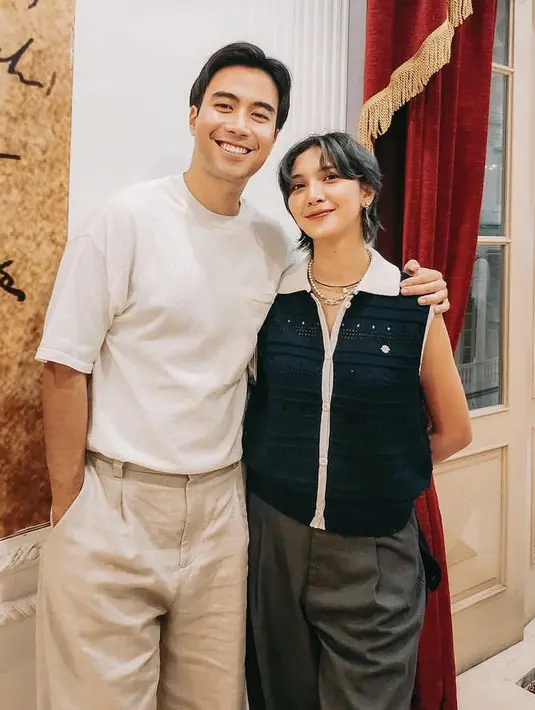 Sheila Dara juga memilih mengenakan atasan hitam tanpa lengan dipadukan celana abu-abu di momen Idul Adha. @vidialdiano