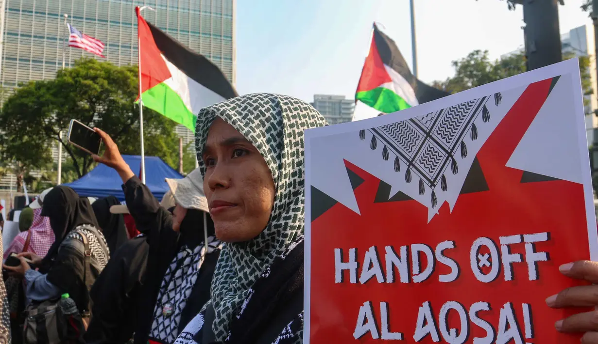Massa AQSA Working Group (AWG) menggelar Aksi Jumat Nasional di depan Kedutaan Besar Amerika Serikat di Jakarta, Jumat, 21 Agustus 2026,. (KLY/ Arie Basuki)