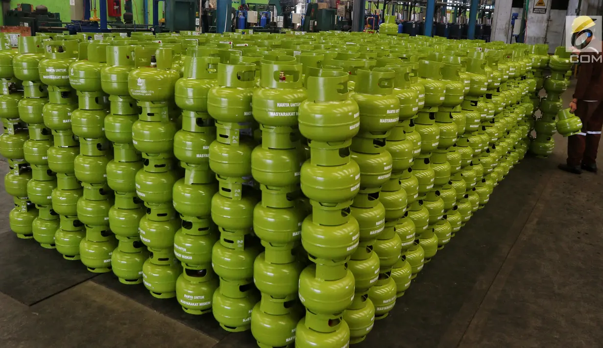 Pekerja mereproduksi tabung gas elpiji 3 kg di Depot LPG Tanjung Priok, Jakarta, Selasa (29/1). Pemerintah dan Badan Anggaran DPR menyepakati kenaikan anggaran subsidi energi Rp 4,1 triliun di tahun 2019 menjadi Rp 160 triliun. (Liputan6.com/Johan Tallo)