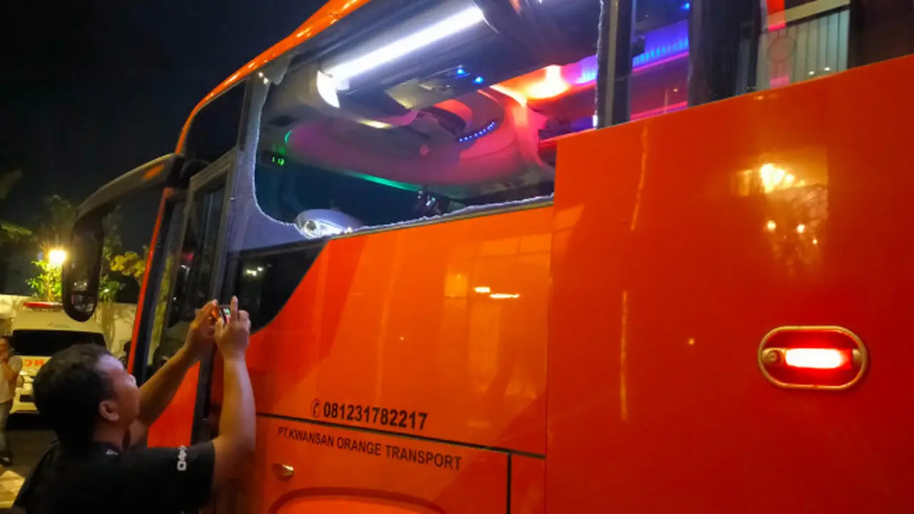 Bus Persik Pediri Dilempar Batu Usai Lawan Arema di Stadion Kanjuruhan