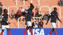 Reaksi kecewa sejumlahpemain Prancis U-20 setelah kalah dari Gambia U-20 pada laga lanjutan Grup F Piala Dunia U-20 2023 di Stadion Malvinas, Argentina, Jumat (26/05/2023) WIB. Laga berakhir dengan skor 2-1 untuk kemenangan Gambia. (AFP/Andres Larrovere)