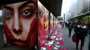  Tampak foto wanita dengan wajah bercat merah terpampang di Sao Paulo Art Museum, Brasil , 10 Juni 2016. Foto hasil jepretan fotografer Brasil Marcio Freitas ini merupakan sindiran bagi kejahatan dan kekerasan kepada perempuan. (REUTERS / Paulo Whitaker)