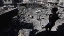 Seorang pria Palestina memeriksa kerusakan setelah serangan Israel di kamp Al-Bureij, Jalur Gaza Tengah pada 4 Juli 2025. (Eyad BABA/AFP)