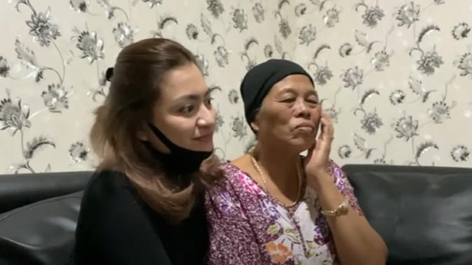 Momen Nathalie Holscher bertemu dengan ibu Sule, akui deg-degan. (Sumber: YouTube/SUNAH OFFICIAL)