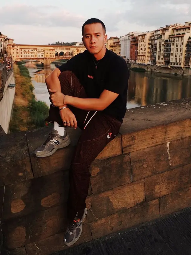 Potret Herjunot Ali yang Selalu Bahagia Nikmati Masa Lajang di Usia 37 Tahun